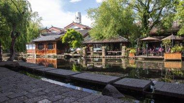 本人小个子多肉怎么在不遮肉的情况下穿搭更显瘦呢？游戏画面
